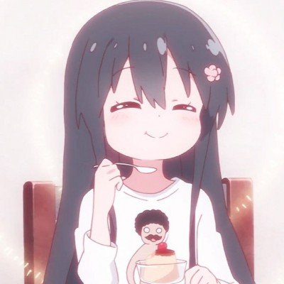 老人在绿化带扎篱笆种菜